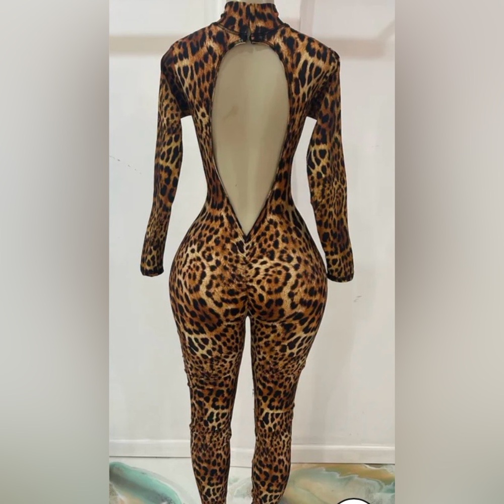 🔥 Statement Jumpsuit 🔥 - Picture 3 of 3